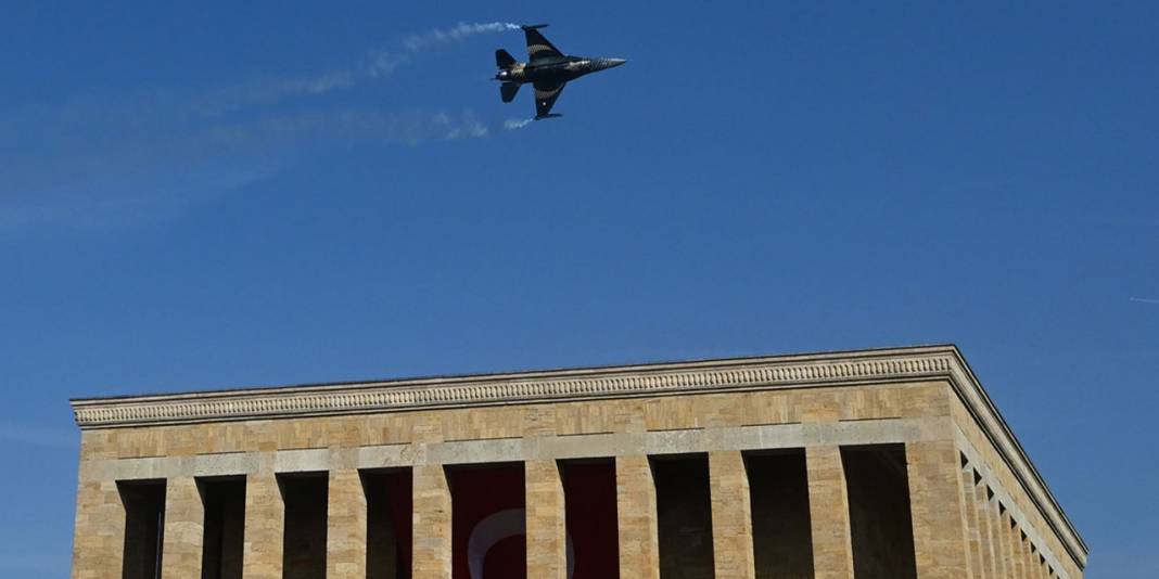 Anıtkabir semalarında SOLOTÜRK gösterisi! 1