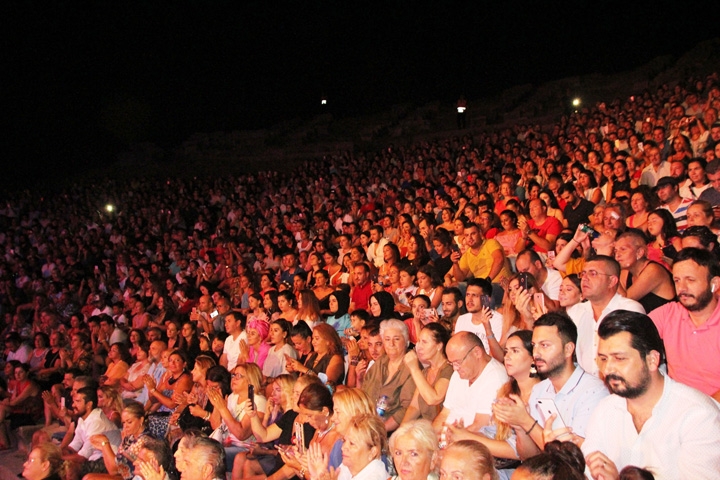 Yıldız Tilbe ilginç danslarını abarttı 15