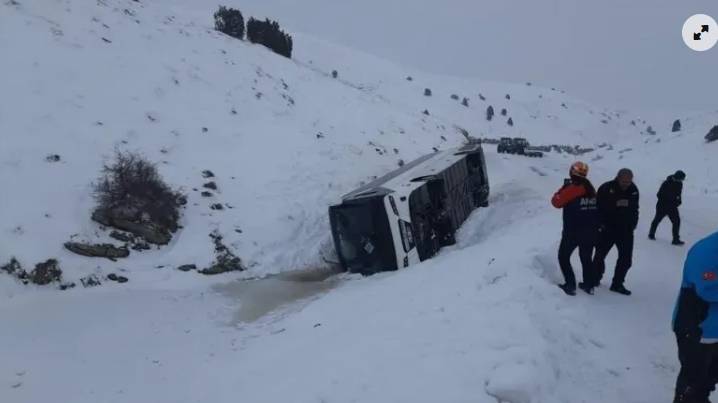 Cenaze yakınlarını taşıyan otobüs devrildi: 20 yaralı 5