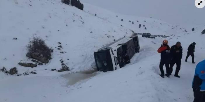 Cenaze yakınlarını taşıyan otobüs devrildi: 20 yaralı