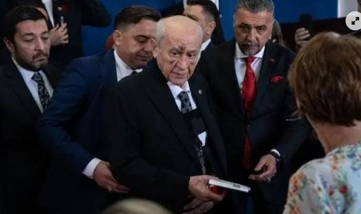 Bahçeli’nin Yüzündeki Morlukların Sebebi Açıklandı 5