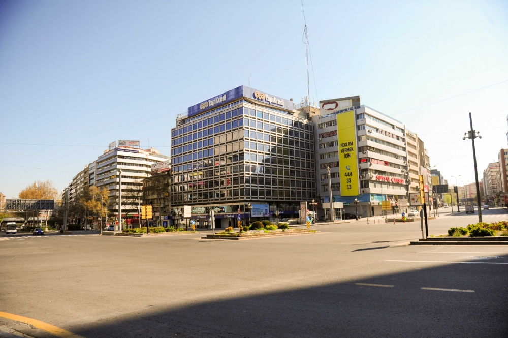 Boş kalan Ankara sokakları objektife böyle yansıdı 11