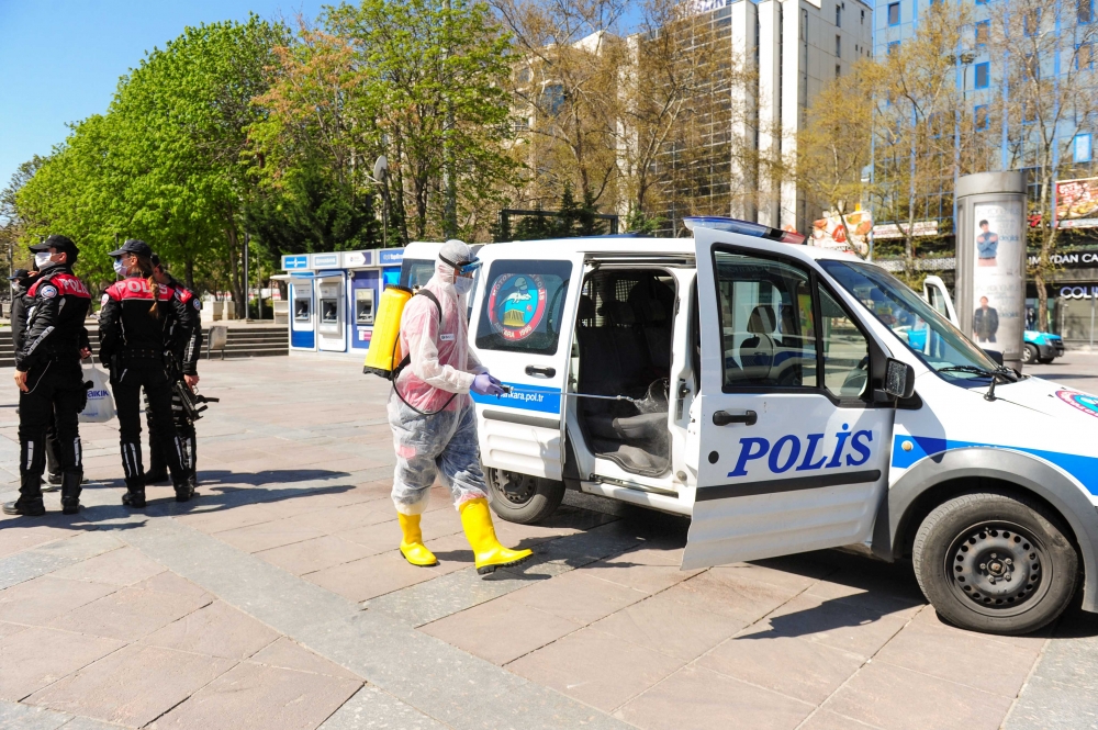 Boş kalan Ankara sokakları objektife böyle yansıdı 21