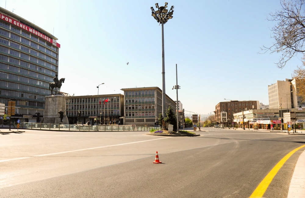 Boş kalan Ankara sokakları objektife böyle yansıdı 24