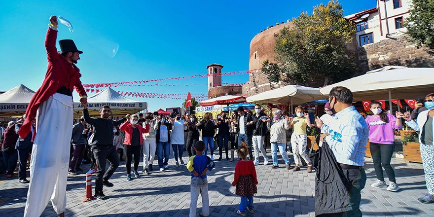 BAŞKENT’İN RENKLERİ ANKARA KALESİ’NDE SANATLA BULUŞTU