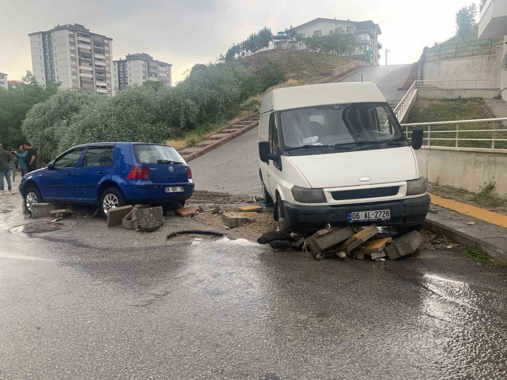 Ankara'yı sağanak vurdu, çatılar uçtu, ağaçlar devrildi: Sele kapılan bi 16