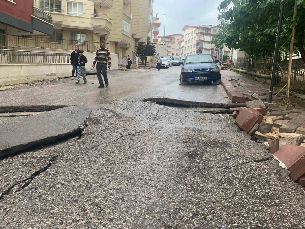 Ankara'yı sağanak vurdu, çatılar uçtu, ağaçlar devrildi: Sele kapılan bi 17