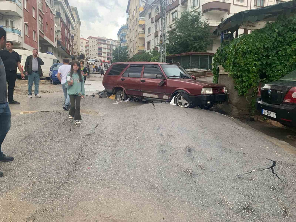 Ankara'yı sağanak vurdu, çatılar uçtu, ağaçlar devrildi: Sele kapılan bi 18