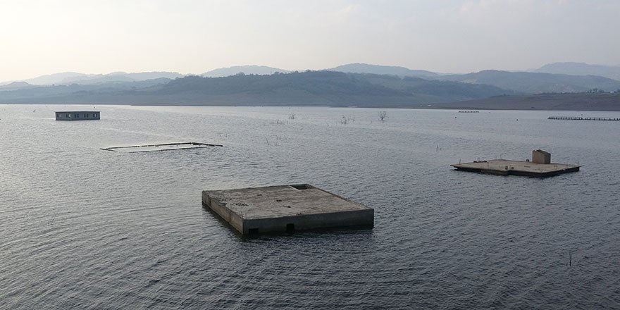 Barajla sular altında kalan köy kuraklıkla günyüzüne çıktı