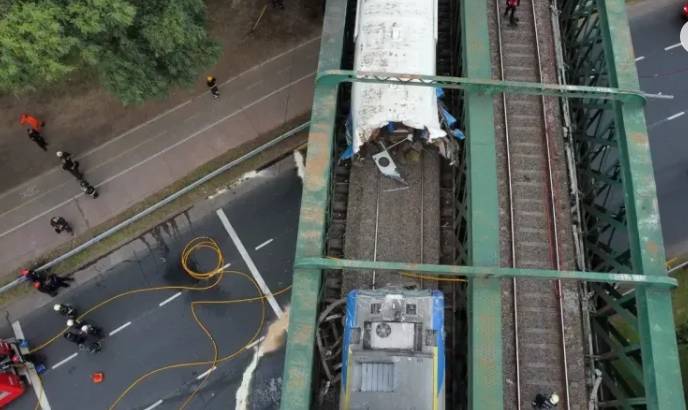 Yolcu treni boş trene çarptı: 90 yaralı 1