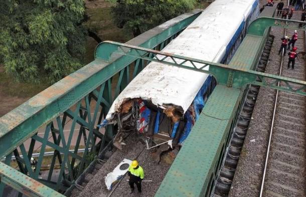 Yolcu treni boş trene çarptı: 90 yaralı 2