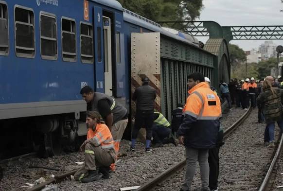 Yolcu treni boş trene çarptı: 90 yaralı 3