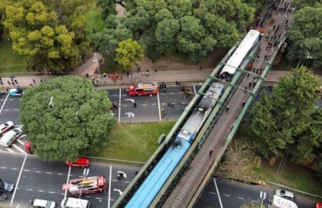 Yolcu treni boş trene çarptı: 90 yaralı 7