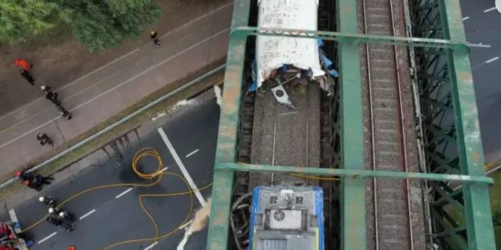 Yolcu treni boş trene çarptı: 90 yaralı