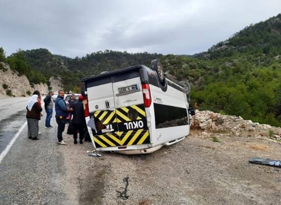 Öğrenci Otobüsü Devrildi: 25 Yaralı 4