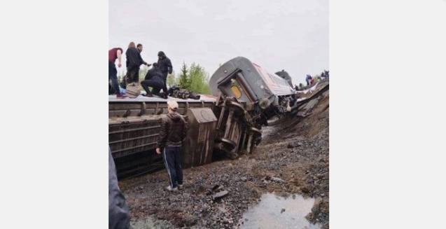 Yolcu treni raydan çıktı onlarca yaralı var 2