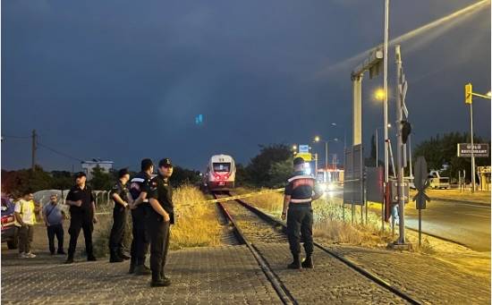 Yük Treni İle Kamyon Çarpıştı: 1 Ölü 1