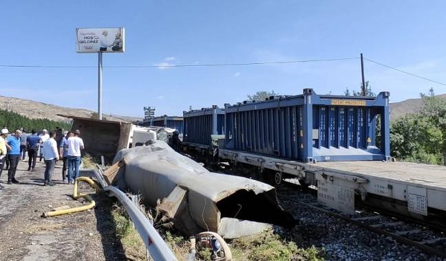 Yük Treni İle Kamyon Çarpıştı: 1 Ölü 2