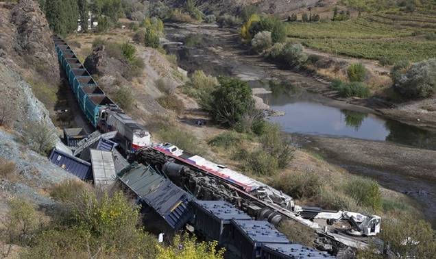 Yük Treni İle Kamyon Çarpıştı: 1 Ölü 3