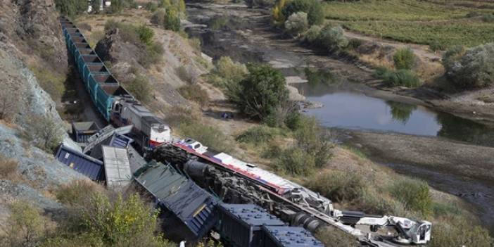 Yük Treni İle Kamyon Çarpıştı: 1 Ölü