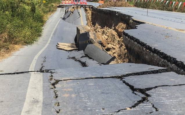 7,4 Büyüklüğünde Deprem! Yer Yerinden Oynadı 4