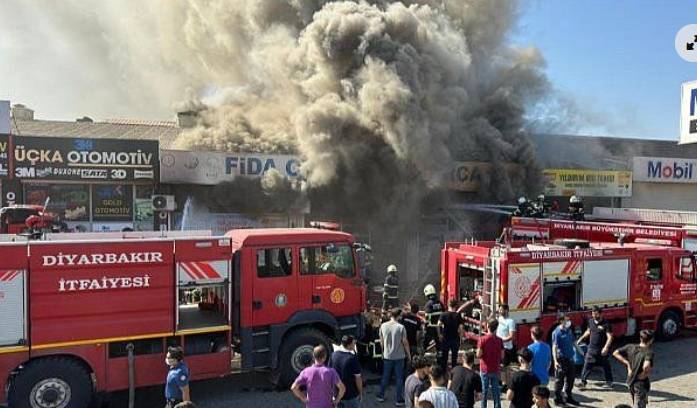 Sanayi sitesinde çıkan yangına müdahale ediliyor 2