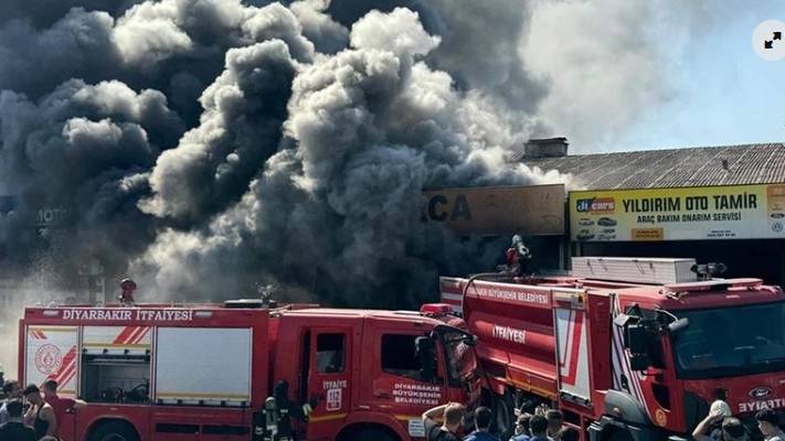 Sanayi sitesinde çıkan yangına müdahale ediliyor 3