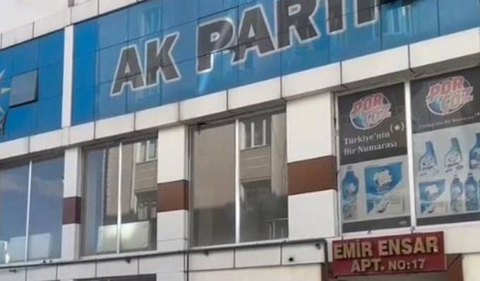 AK Parti il binasına satırlı saldırı 3