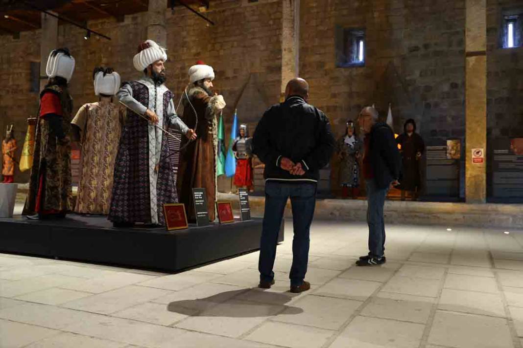 Edirne'de "Osmanlı Padişahları Tuğraları" sergisi görücüye çıktı 3