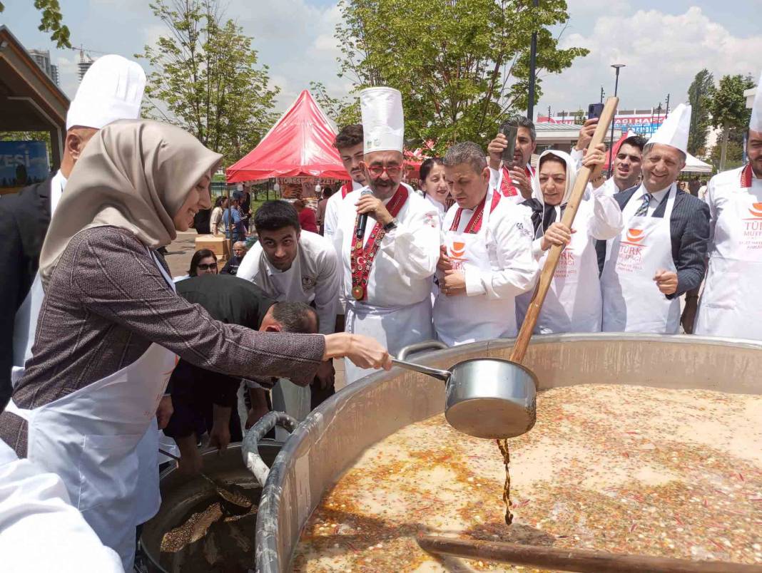 Ankara’nın yerel ürünleriyle dev kazanda “100. Yıl Aşı” hazırlandı 6