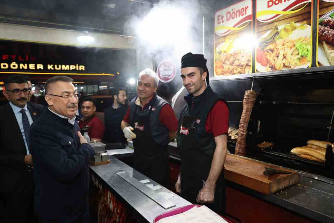 Cumhurbaşkanı Yardımcısı Oktay, gençlerle buluşup kokoreç yedi 11