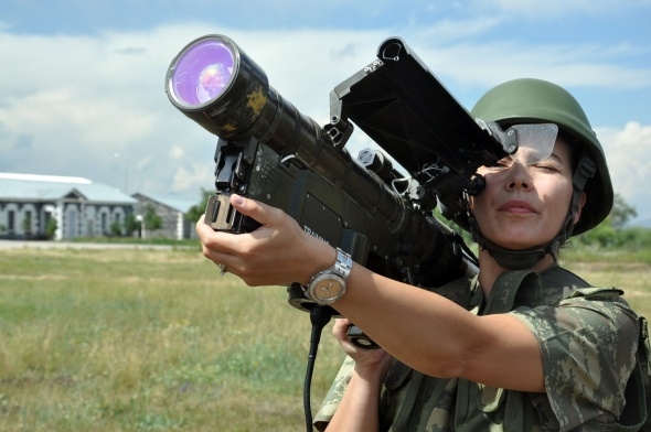 Sınırı bekleyen kadın askerler 1