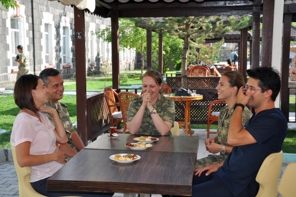 Sınırı bekleyen kadın askerler 15