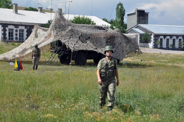 Sınırı bekleyen kadın askerler 8