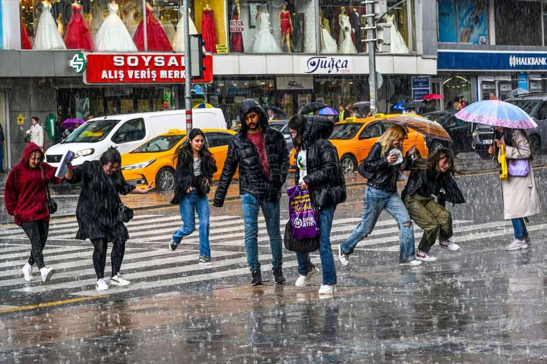 Başkent Ankara'da sağanak hayatı olumsuz etkiledi 1