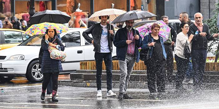 Başkent Ankara'da sağanak hayatı olumsuz etkiledi