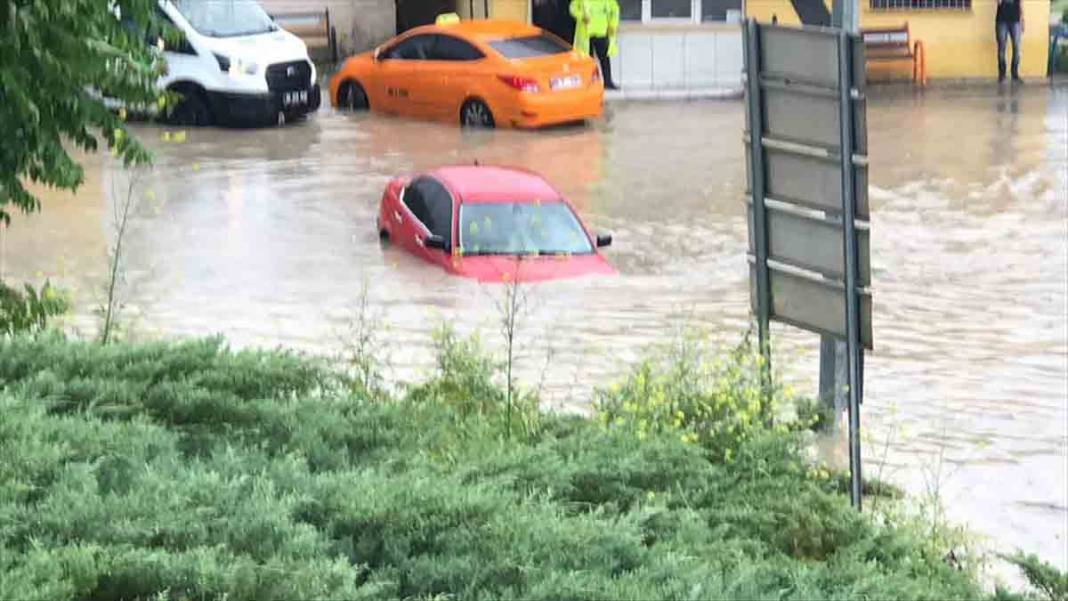 Ankara'da yoğun sağanak sonrası sel görüntüleri 1