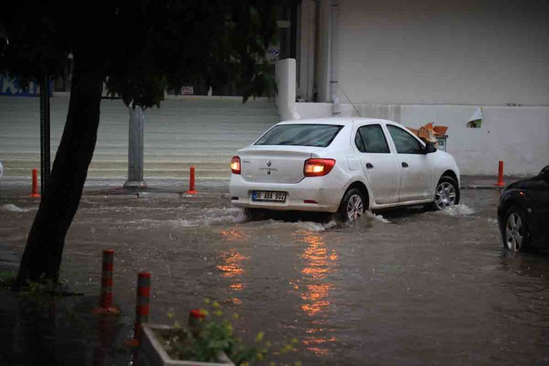 Ankara'da yoğun sağanak sonrası sel görüntüleri 11