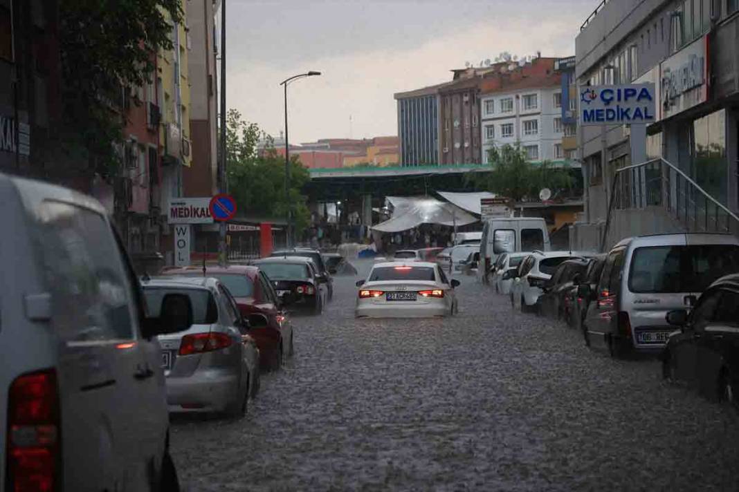 Ankara'da yoğun sağanak sonrası sel görüntüleri 12