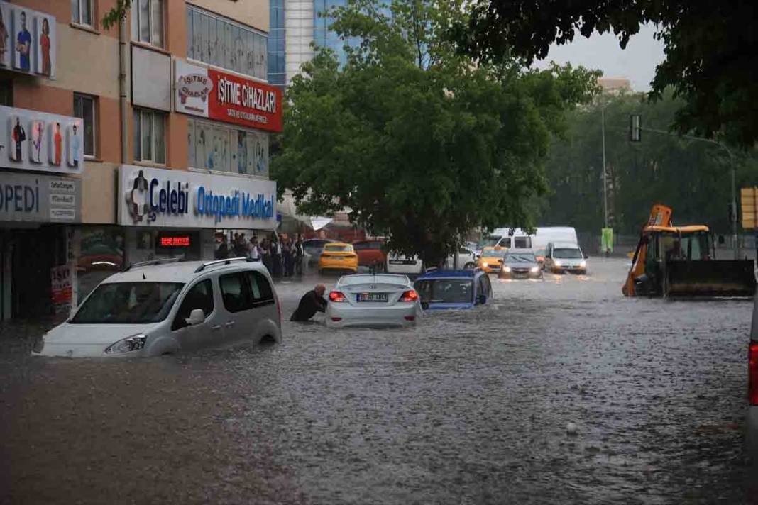 Ankara'da yoğun sağanak sonrası sel görüntüleri 16