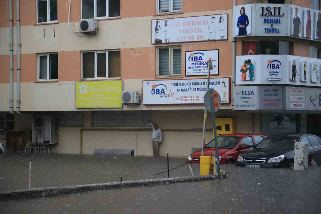 Ankara'da yoğun sağanak sonrası sel görüntüleri 17