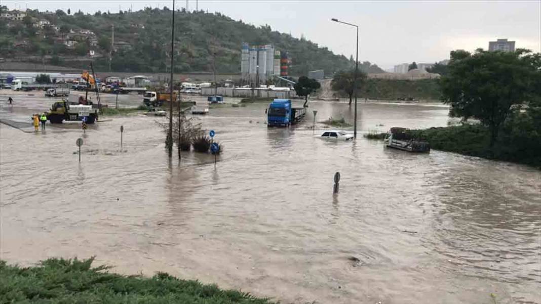 Ankara'da yoğun sağanak sonrası sel görüntüleri 4