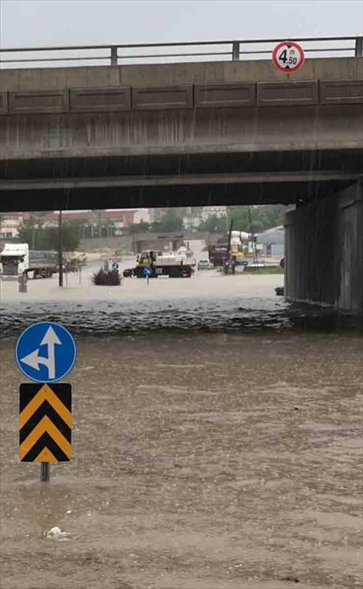 Ankara'da yoğun sağanak sonrası sel görüntüleri 6