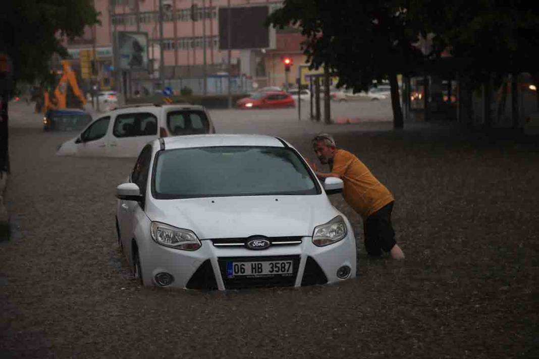 Ankara'da yoğun sağanak sonrası sel görüntüleri 8