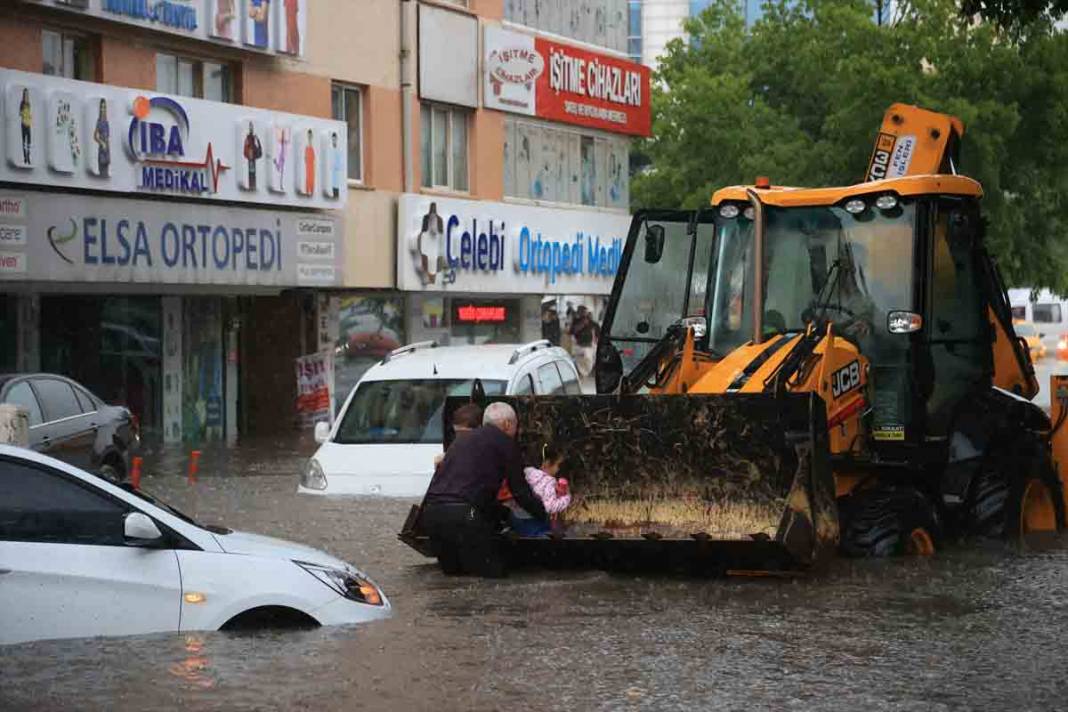 Ankara'da yoğun sağanak sonrası sel görüntüleri 9