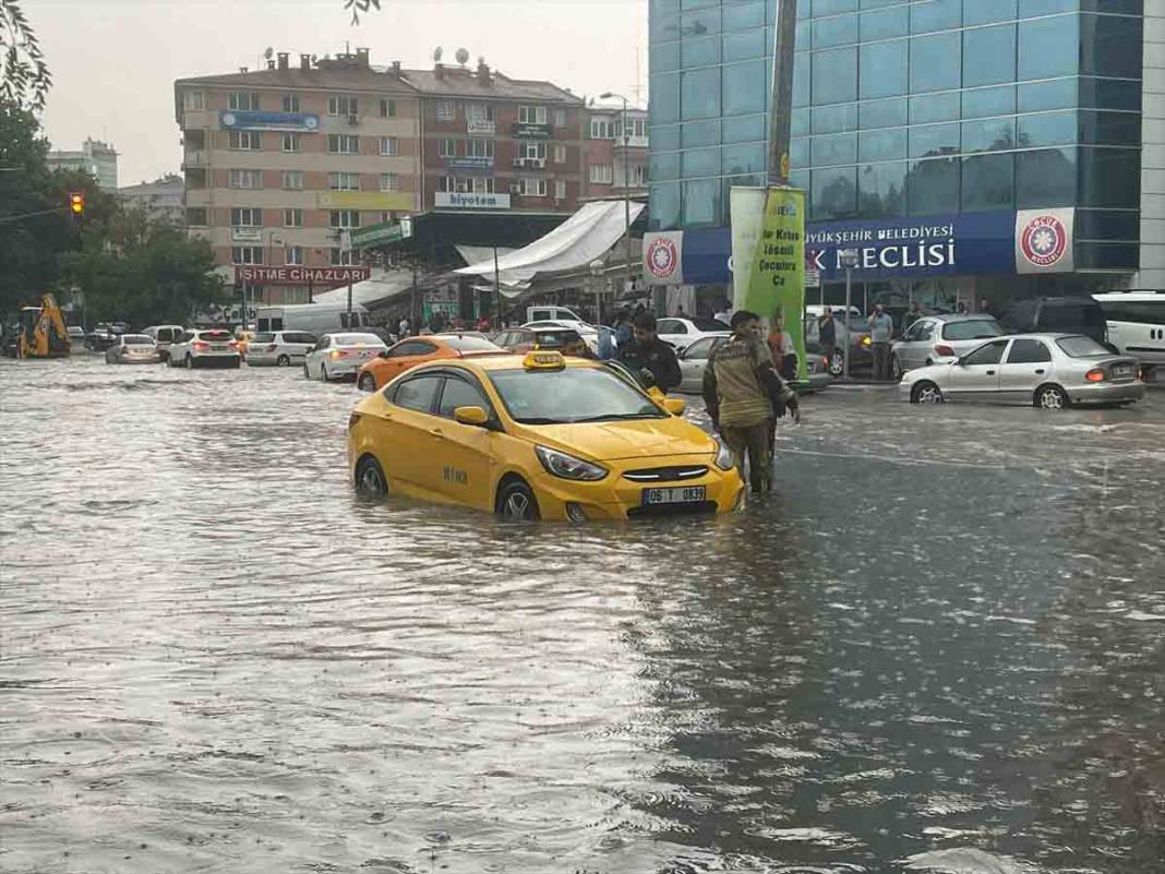 Ankara'da sağanak hayatı felç etti! 1