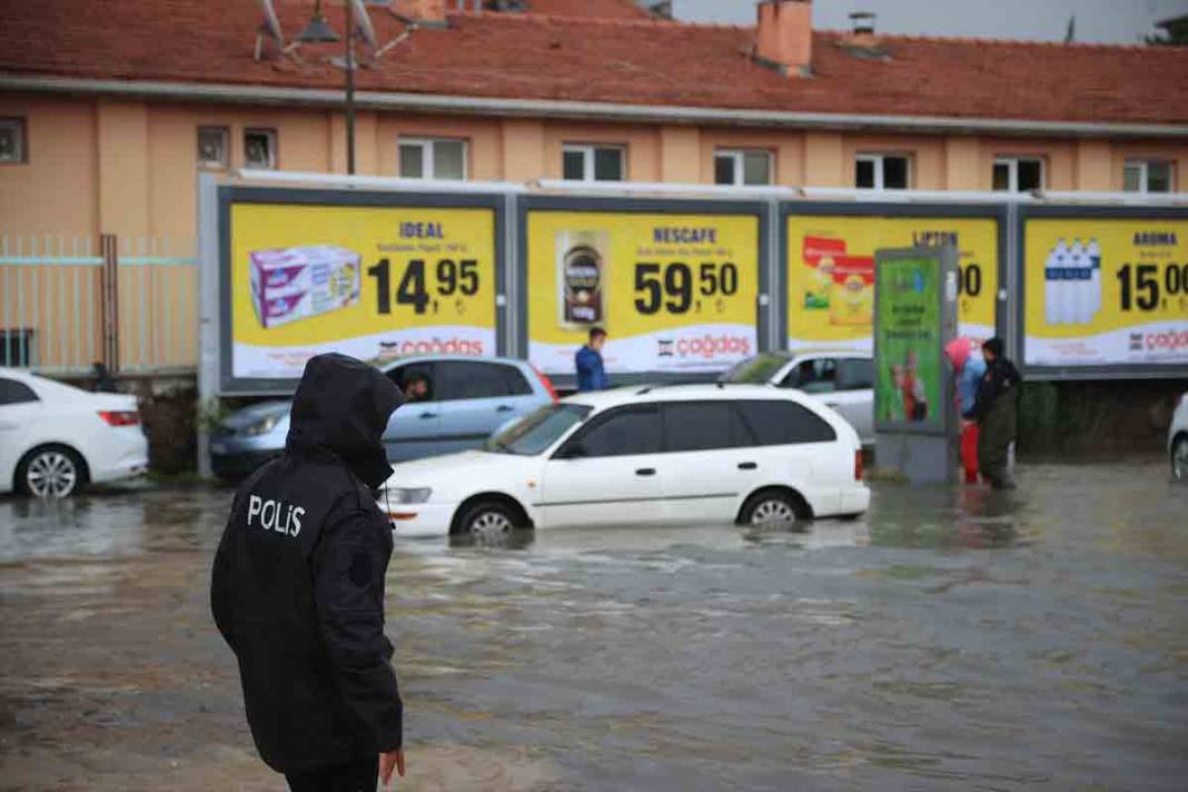 Ankara'da sağanak hayatı felç etti! 10