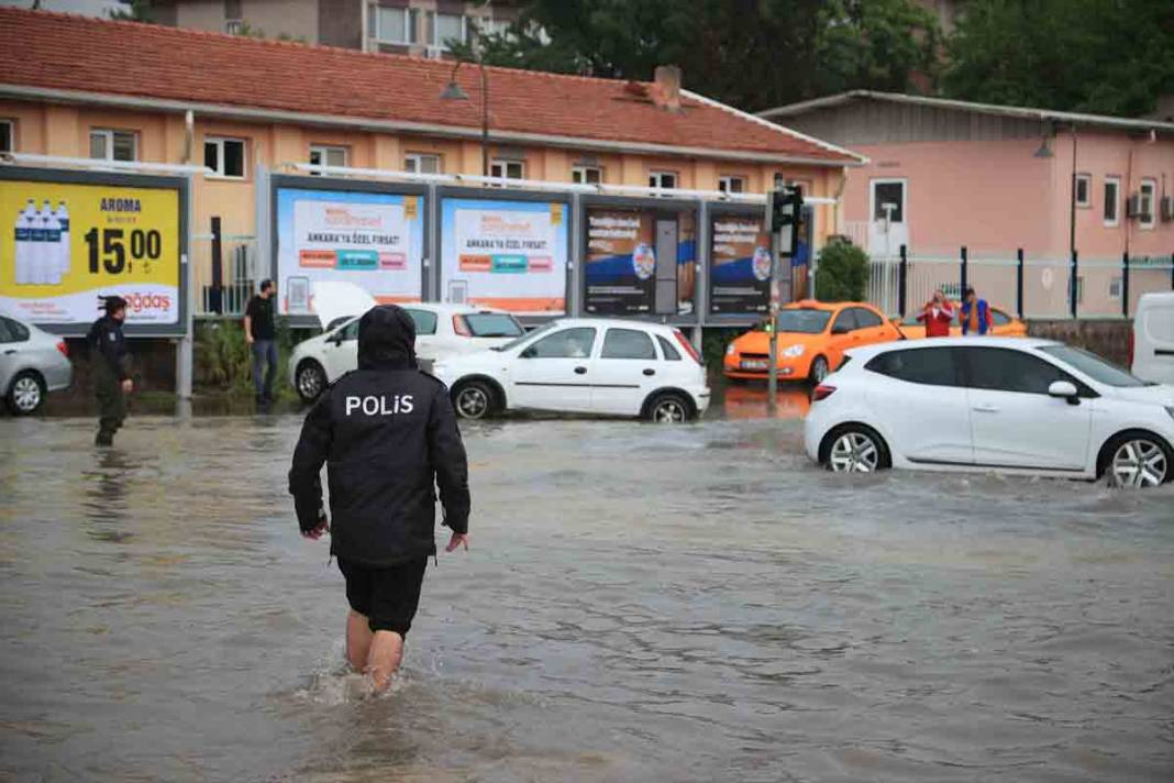 Ankara'da sağanak hayatı felç etti! 11