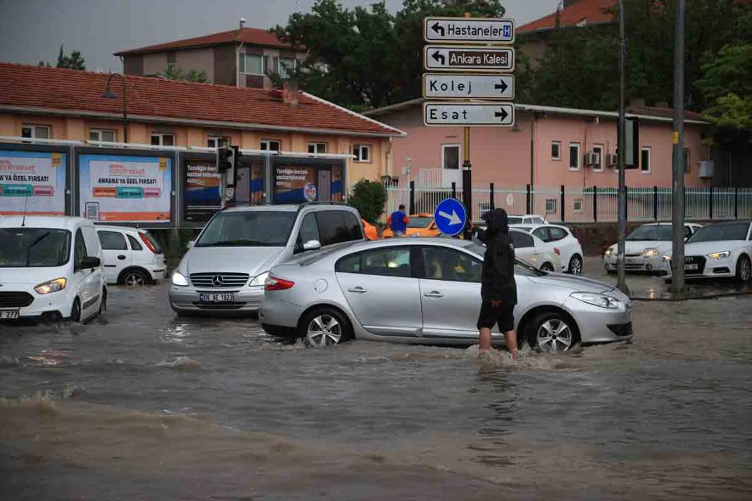 Ankara'da sağanak hayatı felç etti! 12