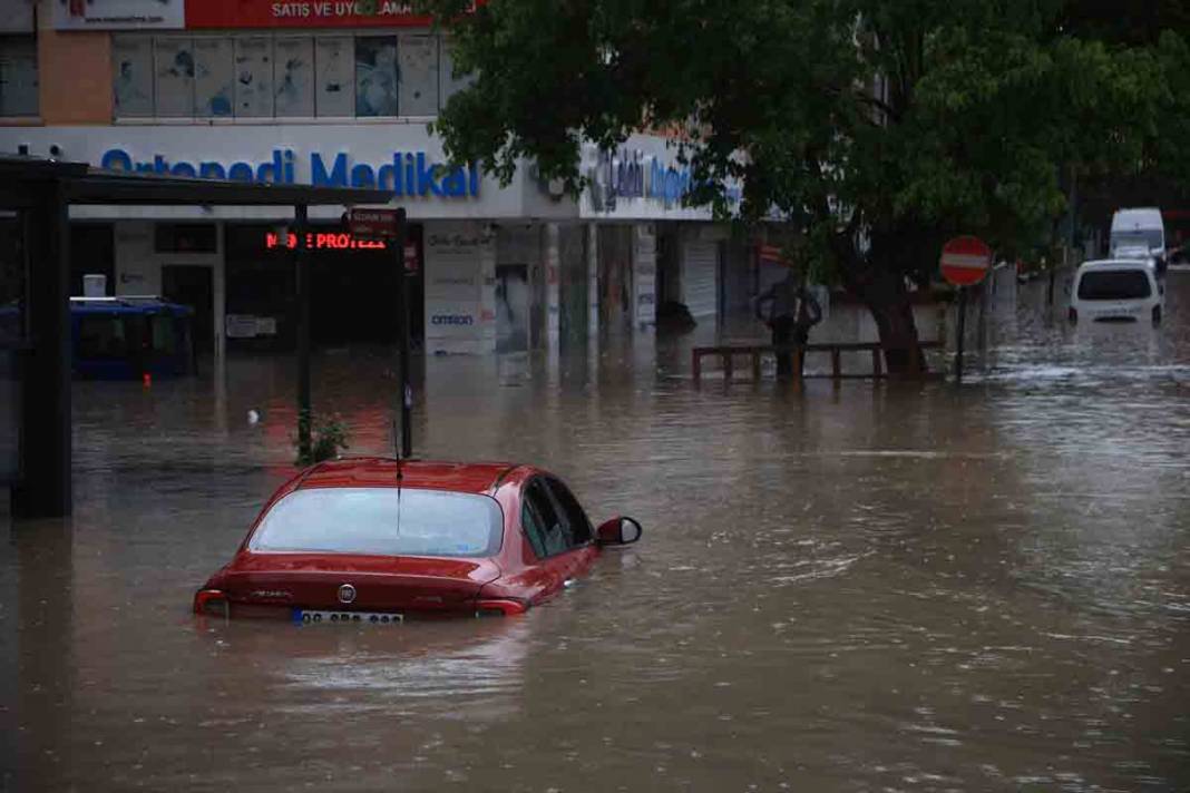 Ankara'da sağanak hayatı felç etti! 14